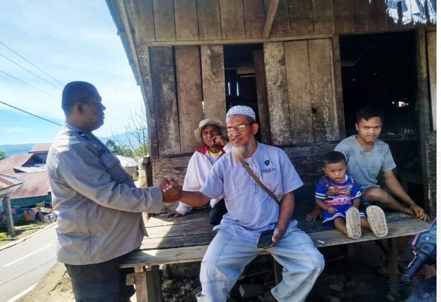 Bhabinkamtibmas Sambangi Warga Lobu, Imbau Jaga Kamtibmas dan Larang Karhutla