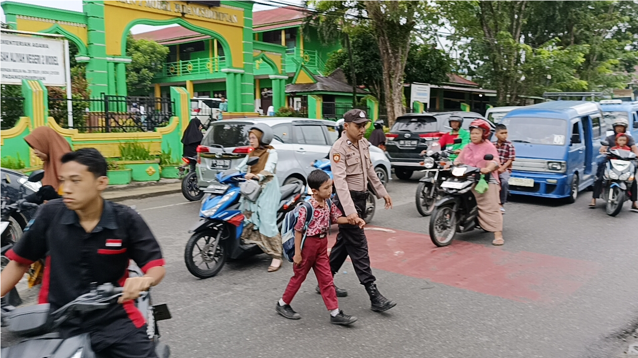 Personel   Polres PSP Berikan Kontribusi Positif  Bantu Sebrangkan Anak Sekolah