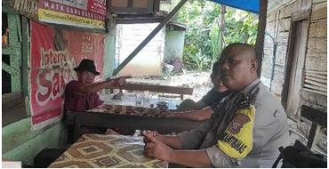 Bhabinkamtibmas Aipda J. Butarbutar Jalin Silaturahmi dan Tingkatkan Kamtibmas di Warkop Saroli Zai