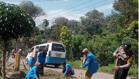 Bhabinkamtibmas, Warga, dan Mahasiswa Bersatu Padu Bersihkan Sampah dan Parit di Desa Batu Layan