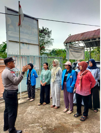 Bhabinkamtibmas Sambangi Mahasiswa KKN, Berikan Pesan Kamtibmas