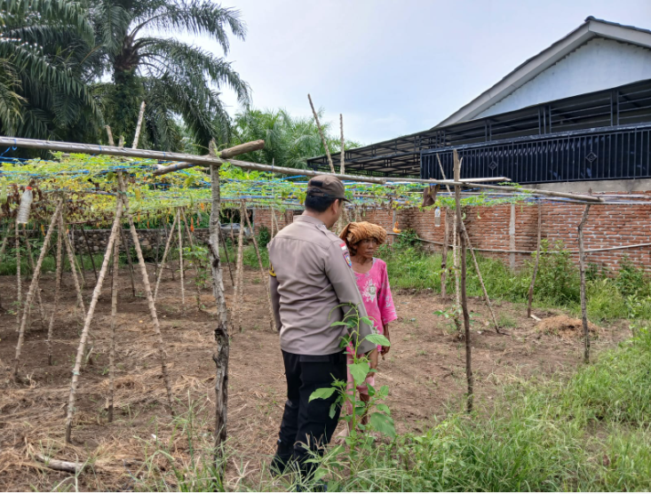 Bhabinkamtibmas Polsek batunadua  Sambangi Petani sayur di  desa pudun 