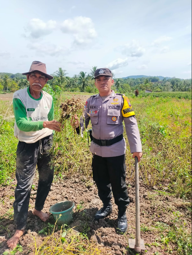 Bhabinkamtibmas Turun Langsung ke Sawah, Dengar Keluhan Petani Desa Purwodadi