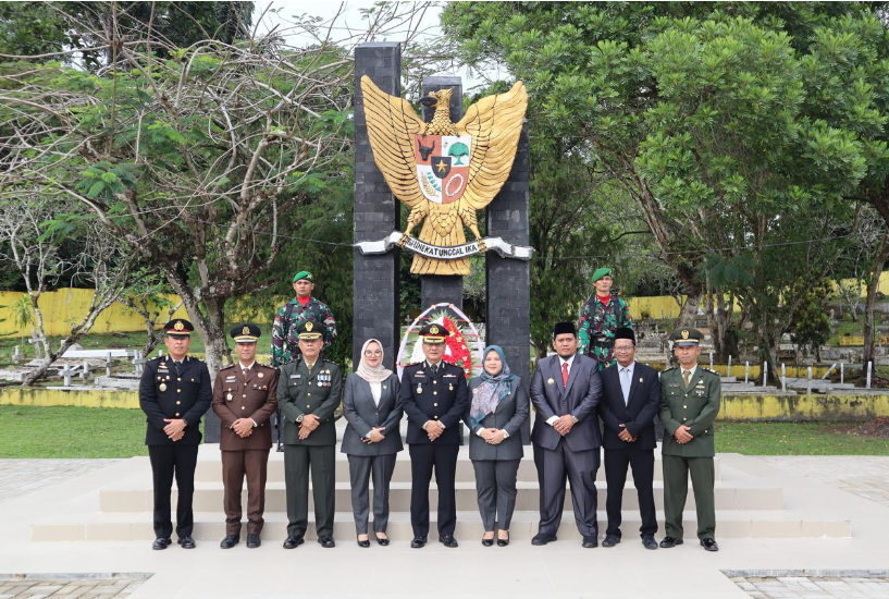 Peringati Hari Pahlawan 10 November 2024   Polres PSP  Bersama Forkopimda ziarah ke makam pahlawan B