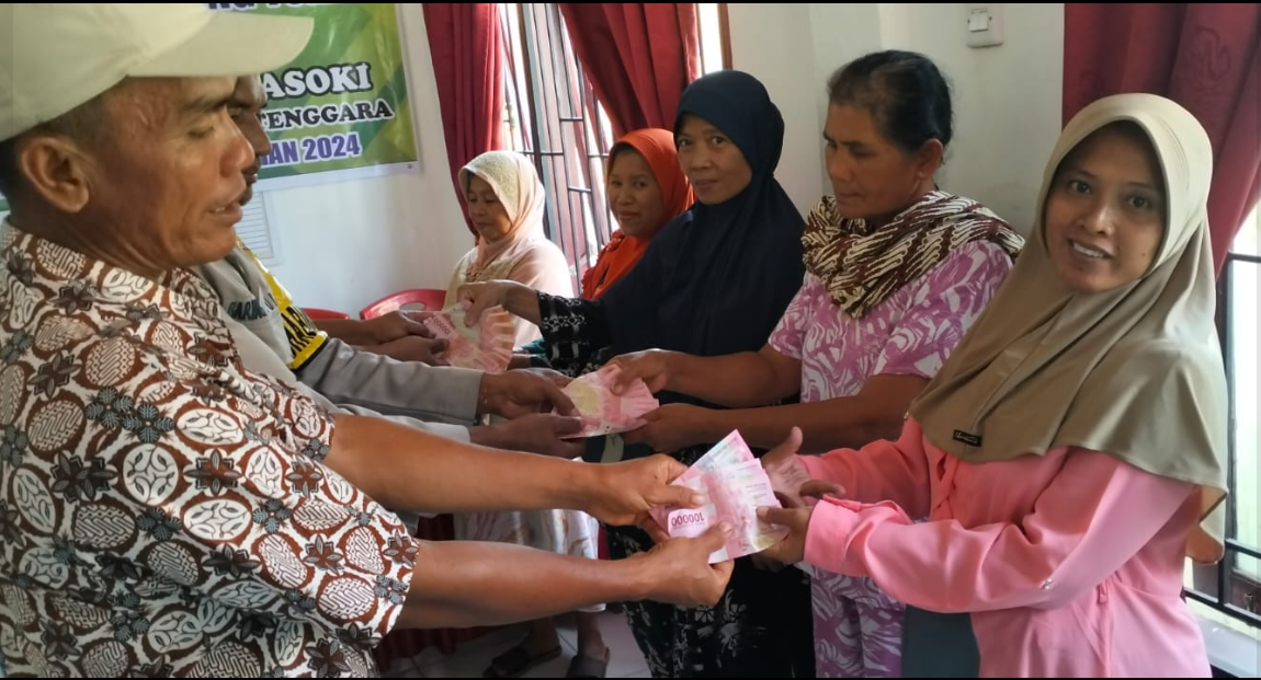 Bhabinkamtibmas Hadiri Penyaluran BLT di Desa Labuhan Rasoki, Ajak Warga Manfaatkan dengan Bijak