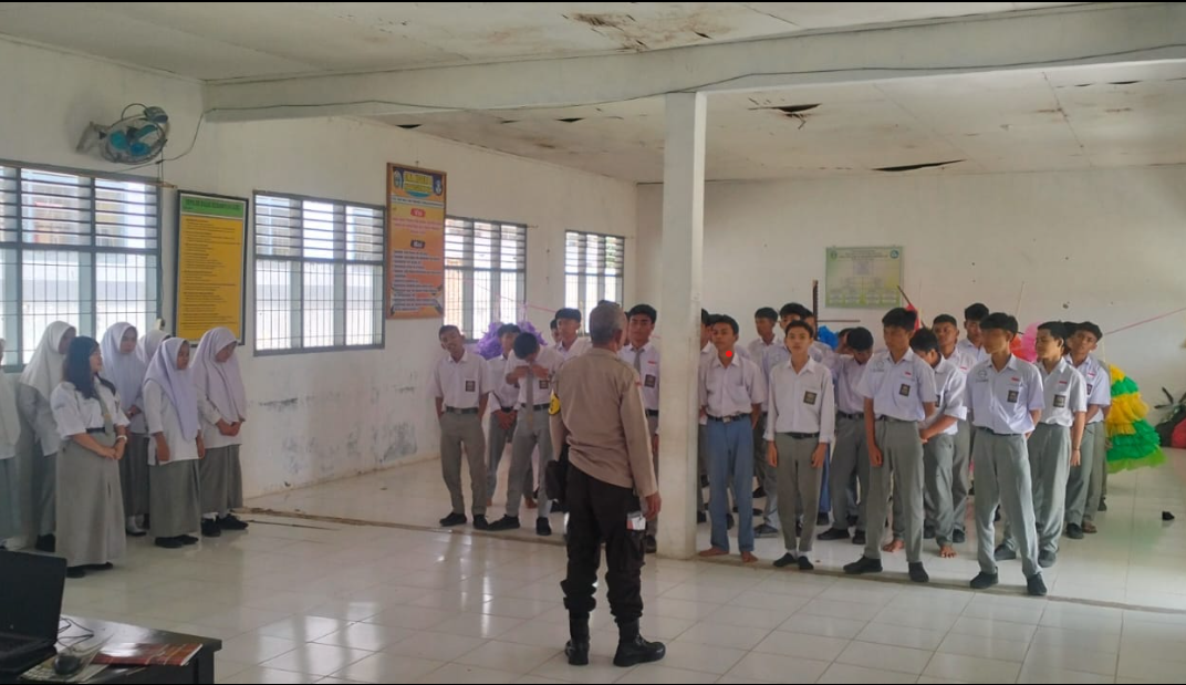 Bhabinkamtibmas Ajak Siswa SMA 8 Pulobauk Kembali ke Jalur Pendidikan