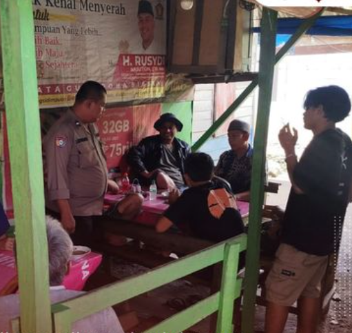 Bhabinkamtibmas Jalin Silaturahmi di Warkop, Ajak Warga Jaga Kondusivitas Jelang Pilkada