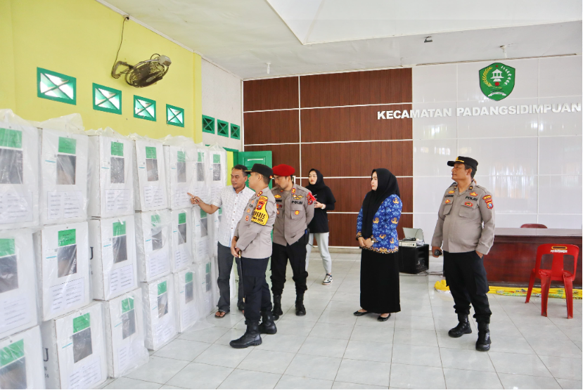 Kapolres turun langsung lakukan monitoring dan pengecekan Logistik Pilkada di kantor PPK Padangsidim