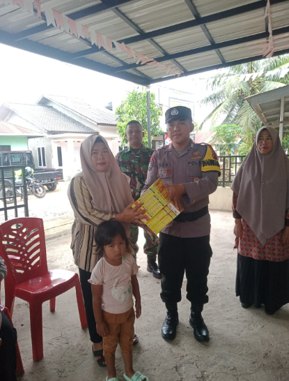 Bhabinkamtibmas Dampingi Penyaluran Susu, Cegah Stunting di Padangsidimpuan