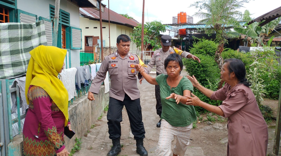 Bhabinkamtibmas Amankan ODGJ yang Ganggu Warga, Cegah Tindakan Berbahaya