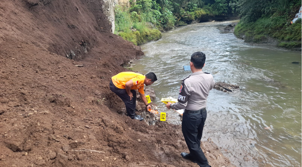PRIA  PENAMBANG PASIR   DI KOTA PADANGSIDIMPUAN   TEWAS TERTIMBUN LONGSOR 