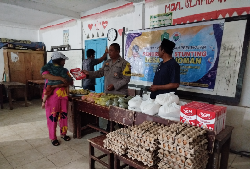Bhabinkamtibmas Aiptu JJ Butar butar hadiri undangan pembagian makanan bergizi tambahan kepada balit