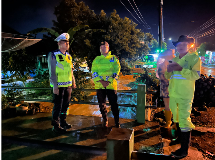 Kapolres PSP bersama Personil respon Cepat atasi banjir di Manegen dan goti