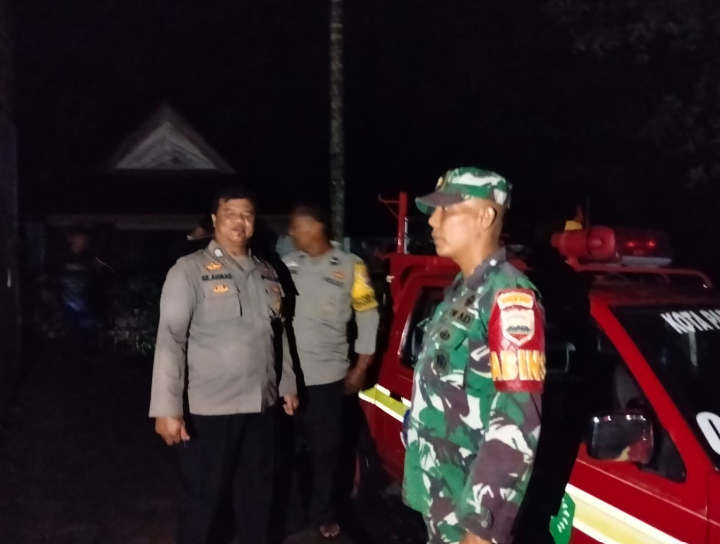 Respon cepat Polisi bersama Damkar  atasi kebakaran 1 unit gubuk  di jalan melati 