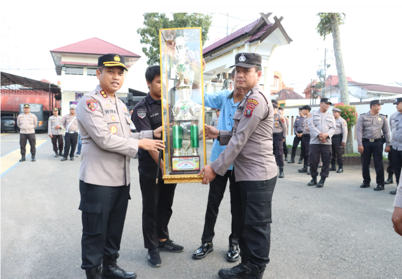 Apel Pagi, Kapolres Berikan Reward  kepada Satker Polres Padangsidimpuan 