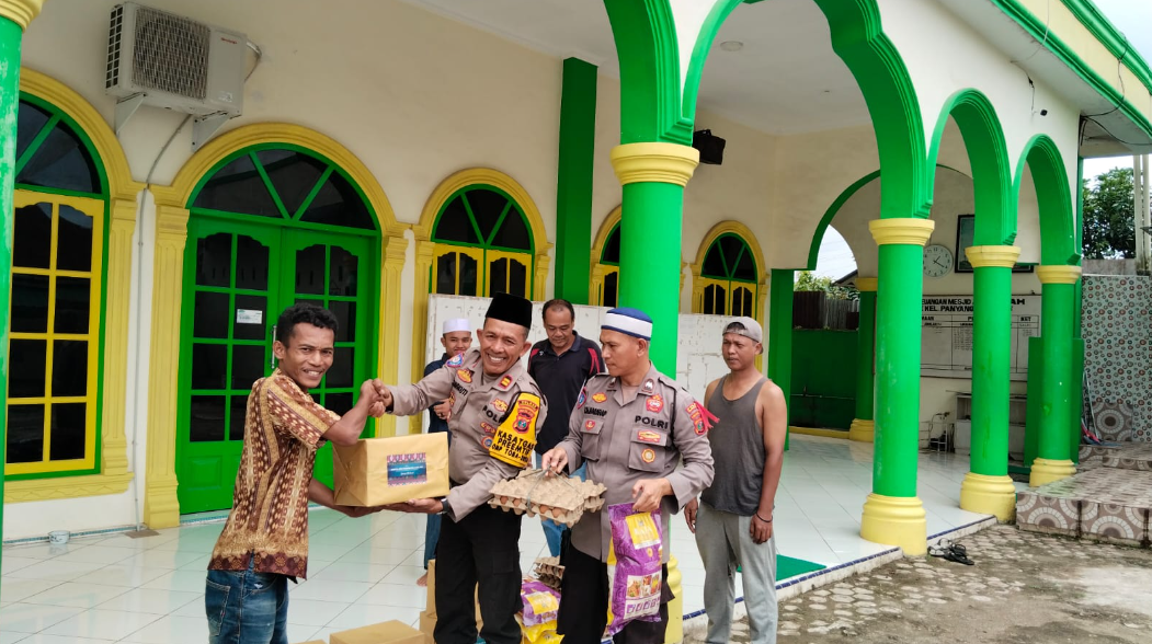 Program Jumat Berkah  Polres PSP Bagikan paket Sembako Kepada Penggali Kuburan  di kelurahan panyang
