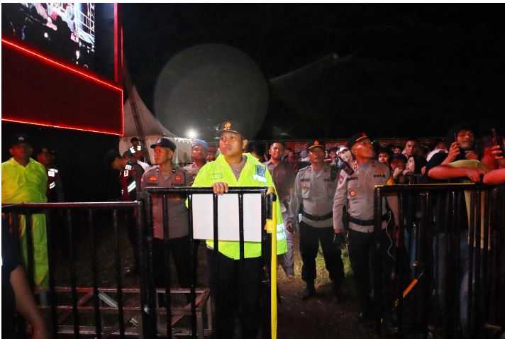Konser iwan Fals dikota padangsidimpuan sukses dan mendapat pengamanan ketat dari kepolisian