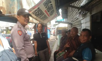 Beranda  Berita Bhabinkamtibmas Bripka Ardyansyah Tingkatkan Keamanan dan Cegah Hoax di Kelurahan Ka