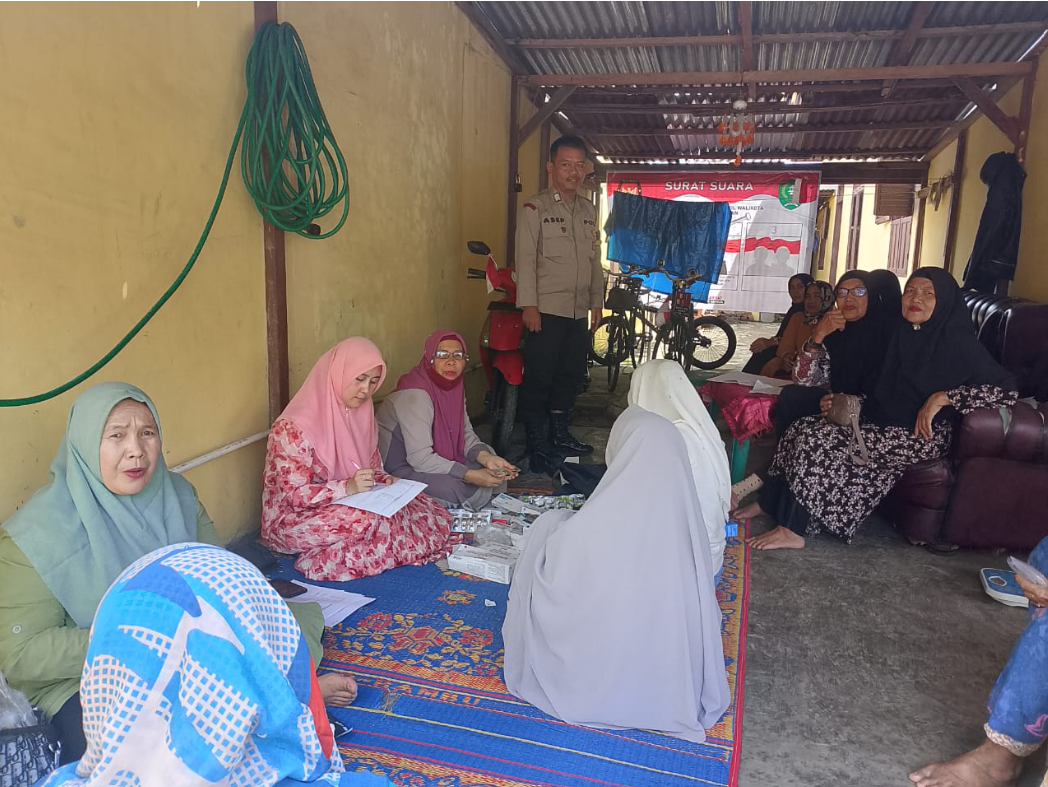 pastikan  Harkamtibmas pak Bhabin  sambangi pos Yandu Sidimpuan Indah untuk Balita dan Lansi