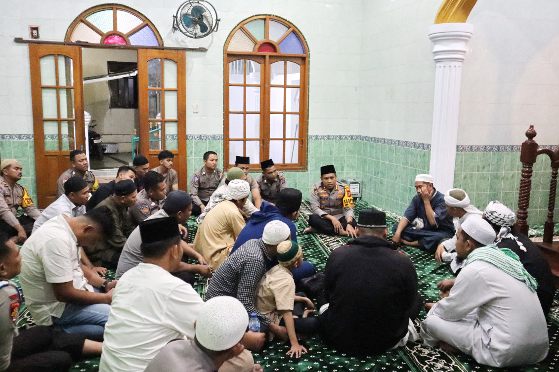 AKBP Dr Wira Prayatna, bersama Warga buka puasa sunnah dan salat magrib berjamaah di Masjid Al Muqor