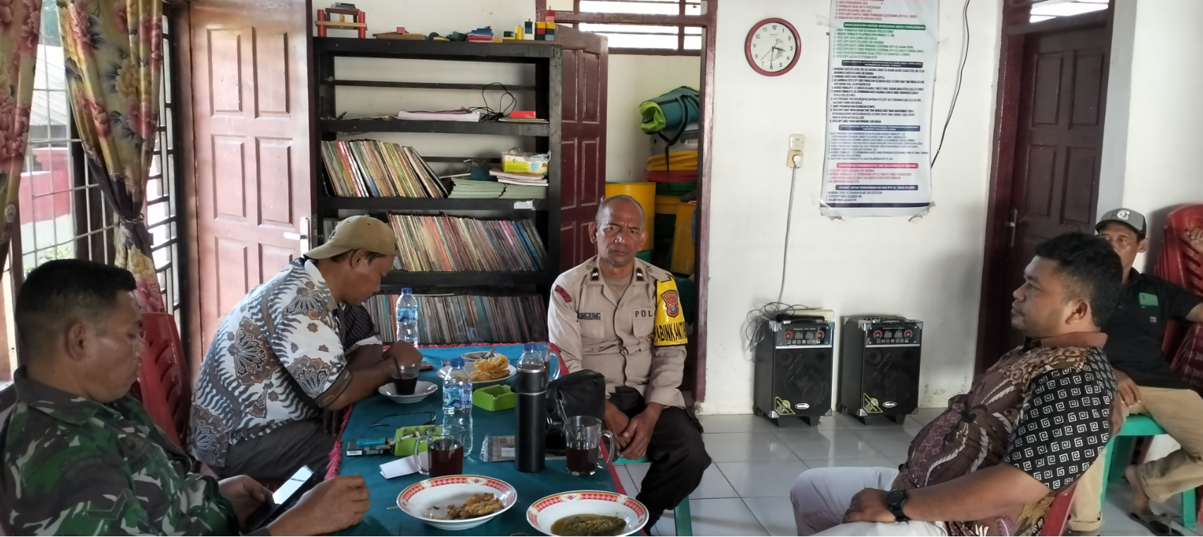 Jalin sinergitas dan kemitraan Bhabinkamtibmas bersama Babinsa Bincang bincang dengan perangkat Desa