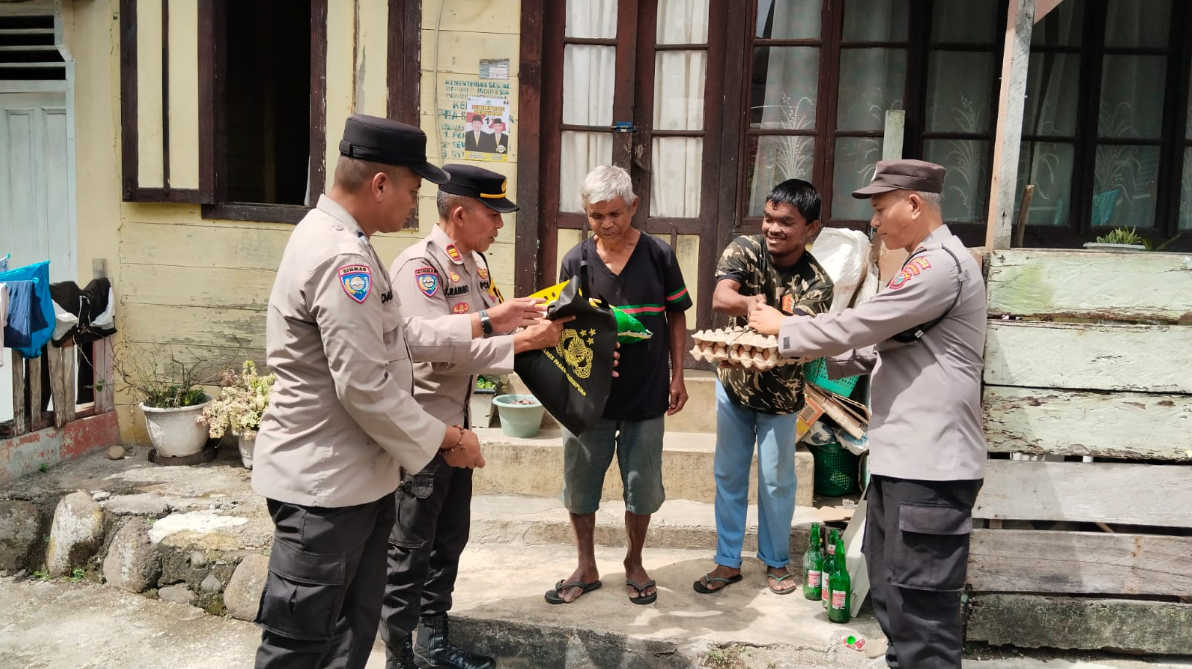 Jumat berkah Kasat Binmas Salurkan Bantuan Kapolres PSP  kepada warga  kurang mampu di Kelurahan Wek