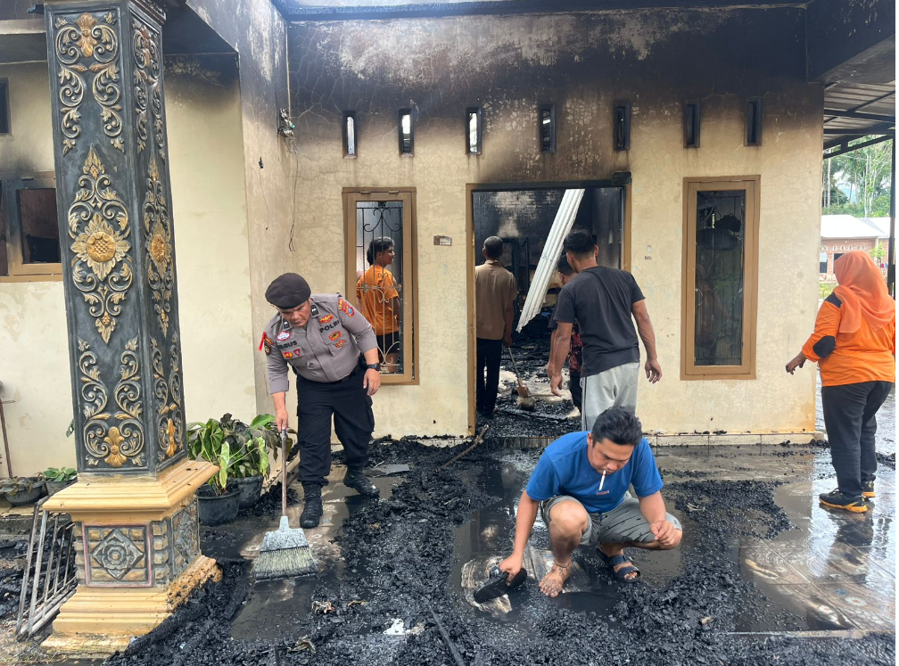 Warga desa Huta limbong kota Padangsidimpuan mendadak Heboh satu unit rumah terbakar  di siang hari 