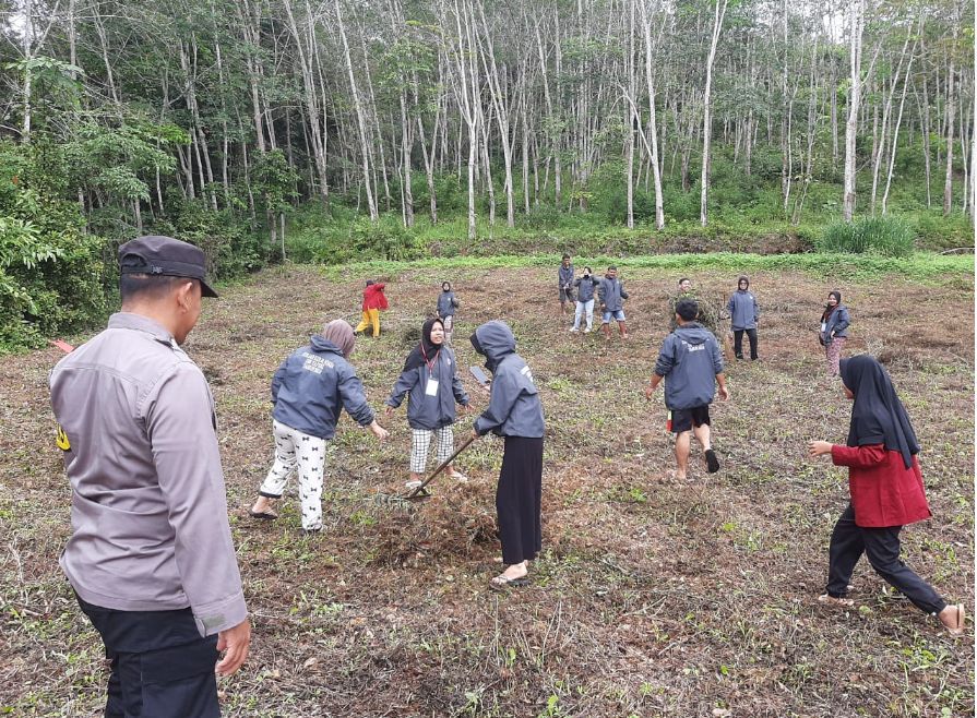 Bhabinkamtibmas polsek Batunadua gotong royong bersama Mahasiswa  didesa Siloting 