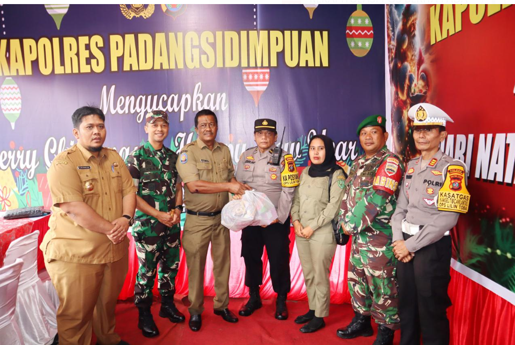 Meski Diguyur Hujan, Kapolres Padangsidimpuan dan Forkopimda Berikan Motivasi dan Bingkisan ke Petug