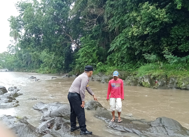 Antisipasi Banjir dan Dukung Ketahanan Pangan, Bhabinkamtibmas Pantau Sungai Batang Ayumi