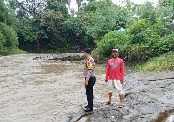 Bhabinkamtibmas Polsek Batuanadua monitoring Sungai batang Ayumi dan Kontrol lubuk larangan 