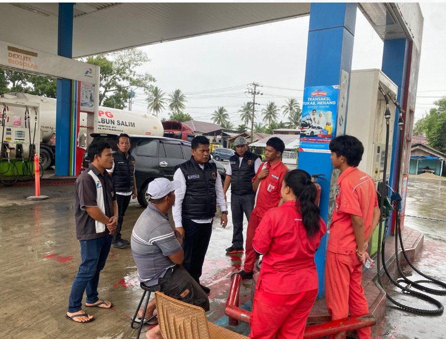 Melayat kerumah warga yang tertimpa longsor kasat Binmas polres PSP bersama personil salurkan bantua