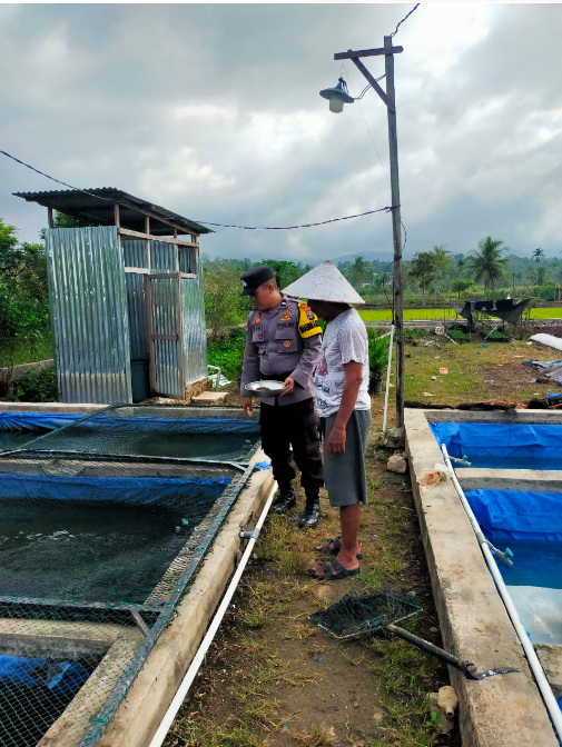 Bhabinkamtibmas Polsek Batunadua Sambangi  pemilik Kolam ikan lele di Desa purwodadi