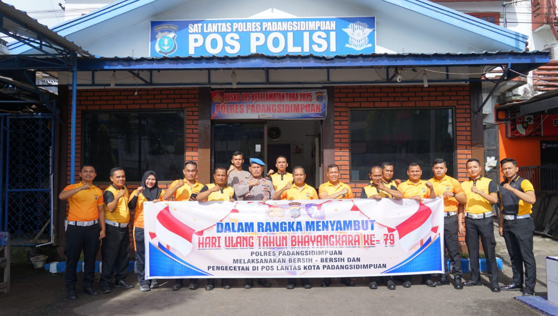 Polres Padangsidimpuan Bersihkan Pos Lantas Jelang HUT Bhayangkara