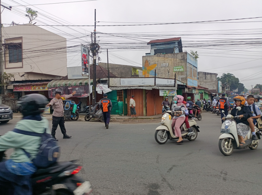 Polsek Hutaimbaru Hadir di Simpang-Simpang Vital, Pastikan Arus Lalu Lintas Lancar dan Aman