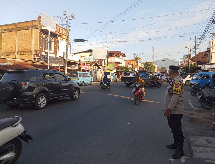 Pagi Sibuk di Padangsidimpuan: Polsek Hutaimbaru Gercep Urai Kemacetan dan Tegur Knalpot Bising!