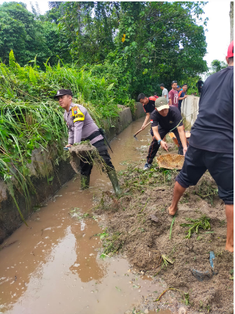 Bhabinkamtibmas Polsek Batuandua  Gotong Royong Bersama Warga Memperbaiki irigasi  yang rusak