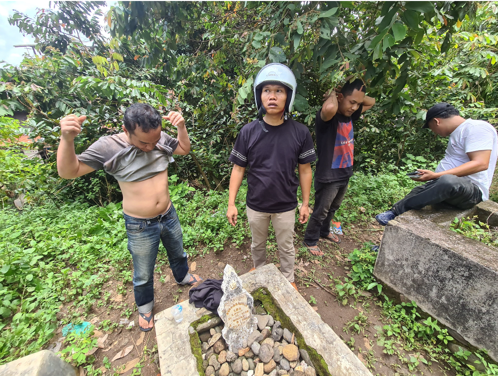 Sejumlah Polisi dari jajaran Sat Resnarkoba Polres Padangsidimpuan amankan 4 orang pria dan 3 buah B