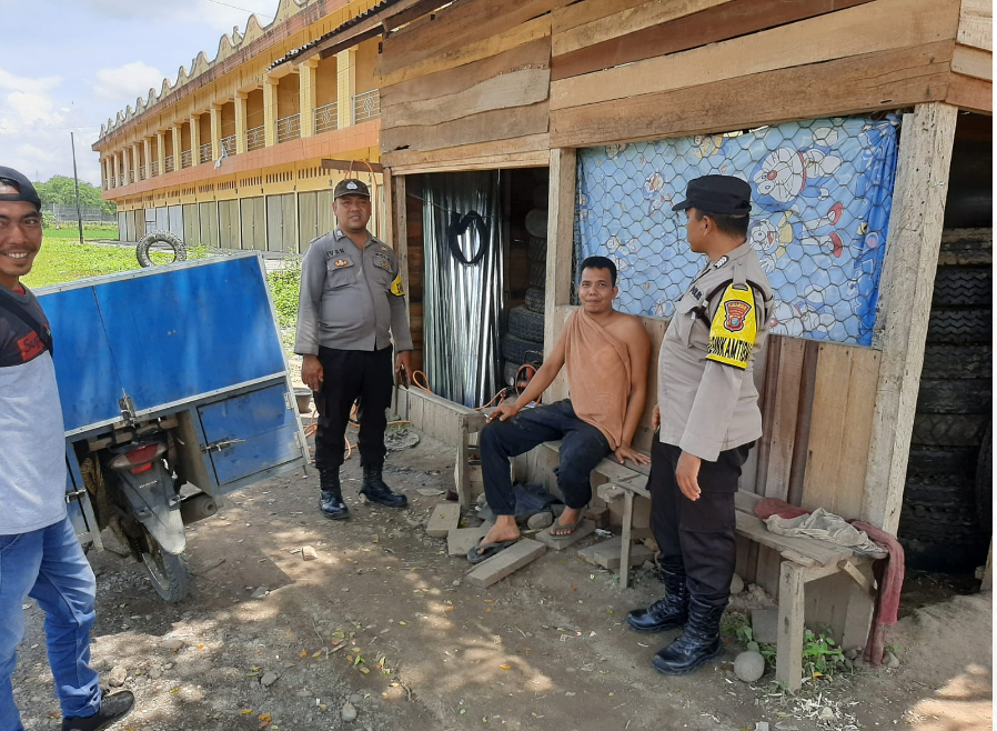 Bhabinkamtibmas Polsek Batunadua Berikan Himbauan Kamtibmas Sambangi pemilik Bengkel