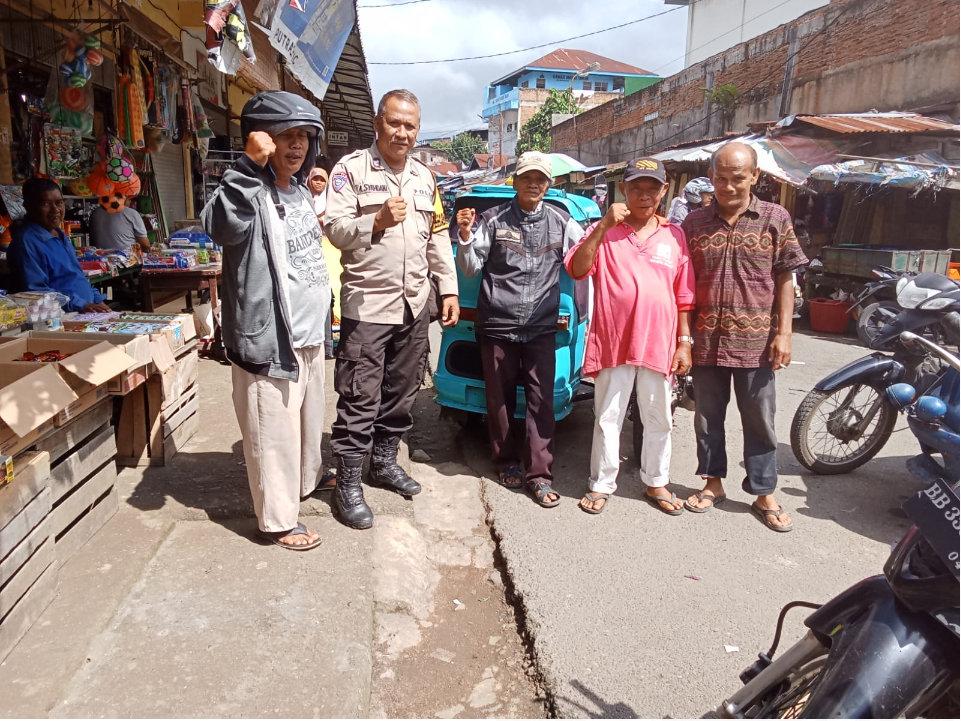 Sambangi Parbetor  Bhabinkamtibmas Polsek Hutaimbaru sampaikan pesan kamtibmas  