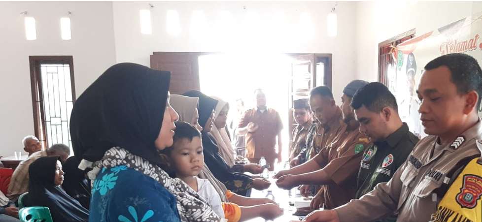 Wujudkan Rasa Aman, Bhabinkamtibmas Polsek Batunadua  Dampingi Penyaluran BLT