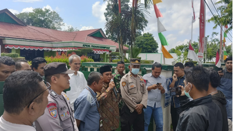 polres Padangsidimpuan lakukan pengamanan unjuk rasa damai di kantor KPKNL