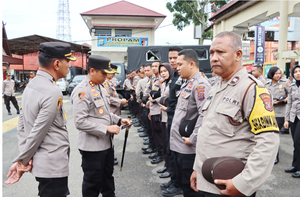 Kapolres Padangsidimpuan, AKBP Dr Wira Prayatna, SH, SIK, MH, pimpin Apel pagi sekaligus penegakan k