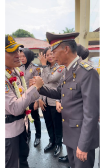 Pelepasan AKBP Dudung Setyawan Dan Istri Diwarnai Isak Tangis