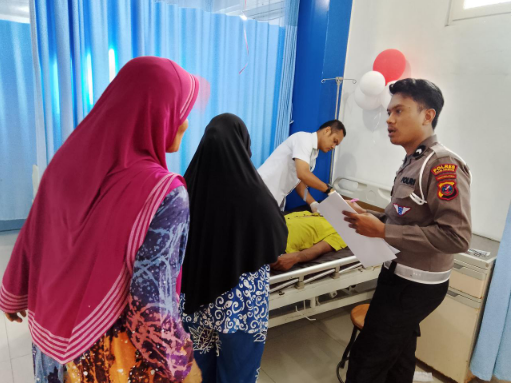 Respon cepat Sat lantas Polres Padangsidimpuan tangani kecelakaan di jalan HT rizal Nurdin