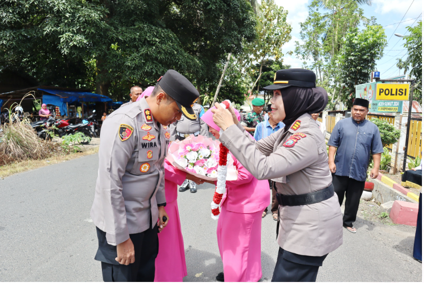 Kapolres psp Bersama Ketua Bhayangkari di ulosi saat kunkerke Polsek Hutaimbaru