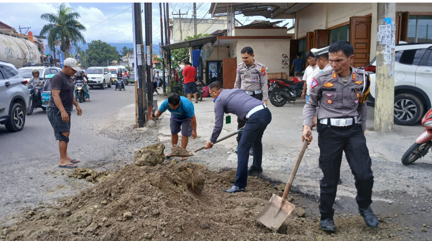 Antisipasi  kecelakaan sat lantas polres  PSP Bersama  Dishub  timbun jalan rusak dan berlobang 