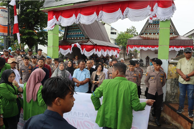 Kapolres Padangsidimpuan Pimpin Pengamanan Aksi Damai Mahasiswa di Tengah Hujan, DPRD Janji Kawal Pi