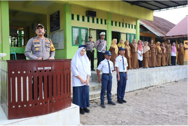 Goes to School: Kapolres Dudung Ajak Siswa SMPN 4 Jadi Generasi Unggul