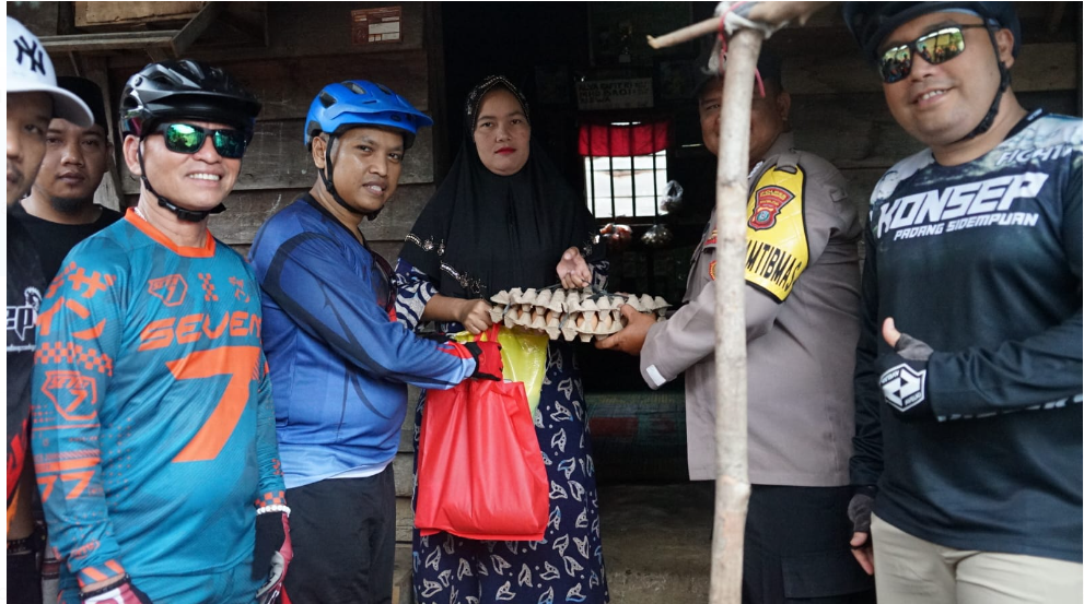 Gowes Sembari Berbagi: Kapolres Padangsidimpuan Salurkan Bantuan Sembako ke Warga Hanopan